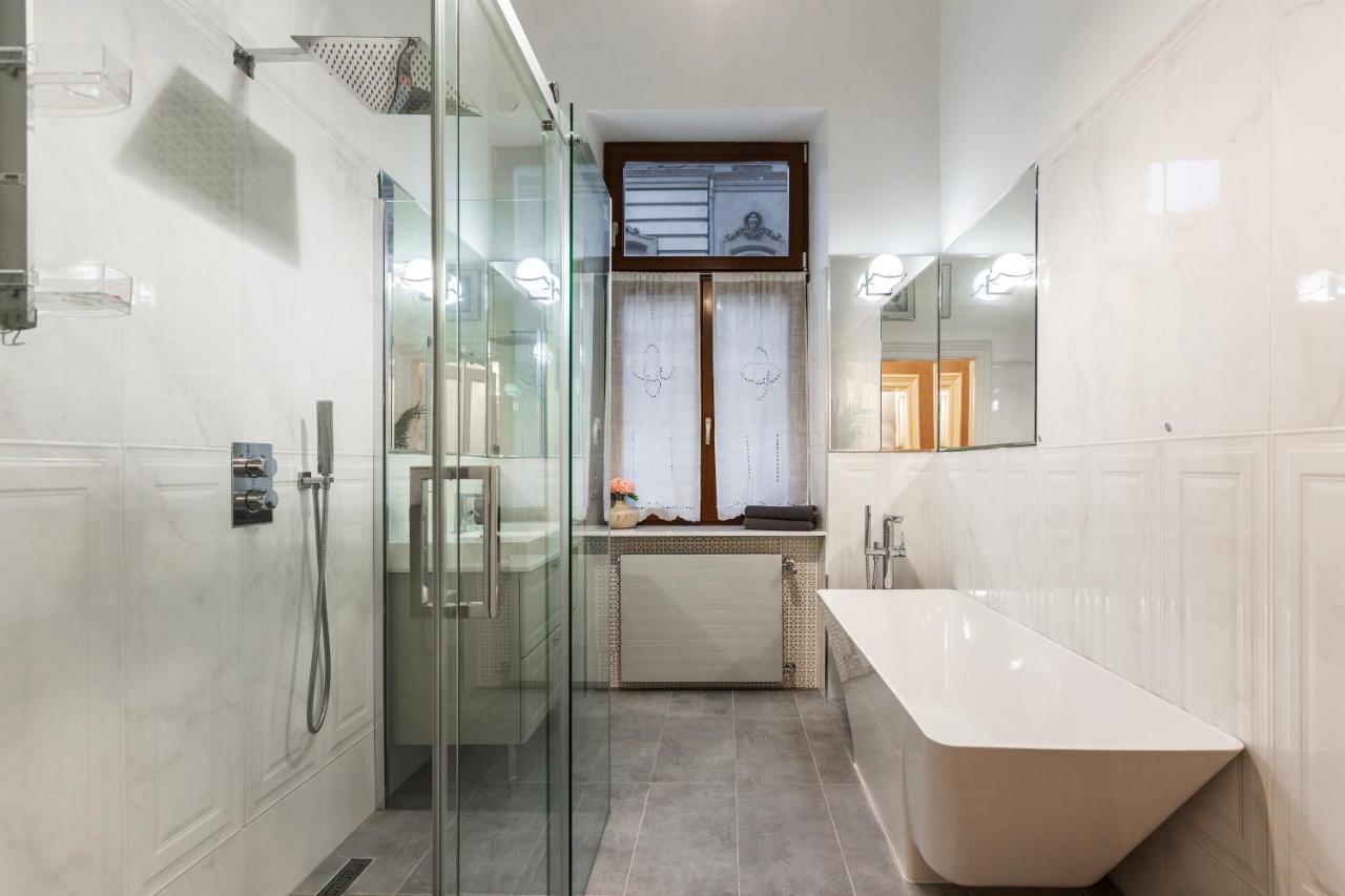 Luxury Apartment With Balcony Next To The New York Cafe بودابست المظهر الخارجي الصورة