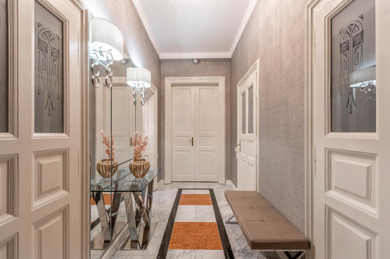 Luxury Apartment With Balcony Next To The New York Cafe بودابست المظهر الخارجي الصورة