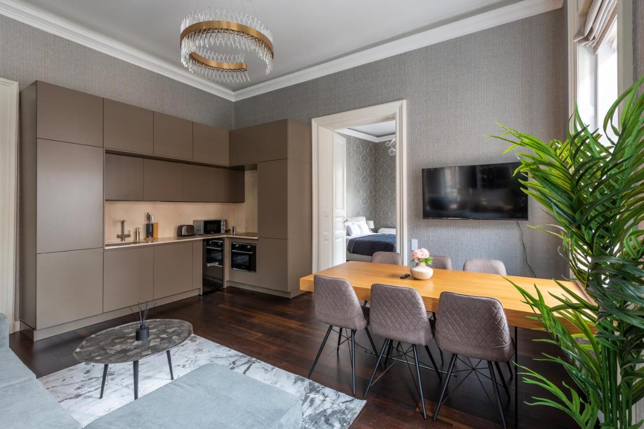 Luxury Apartment With Balcony Next To The New York Cafe بودابست المظهر الخارجي الصورة